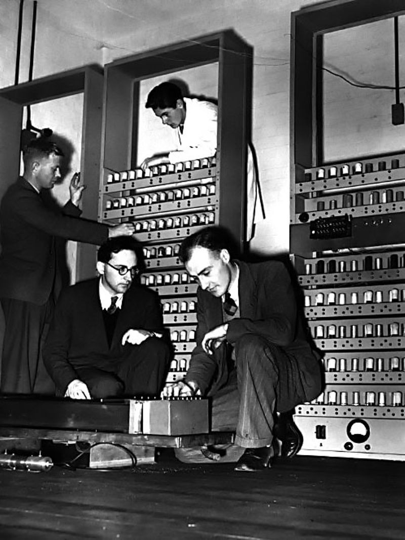 1949 год организация. Морис Уилкс, Эдсак. Эдсак 1949. Первый компьютер Морисом Уилксом. 1949 Компьютер Морисом Уилксом.