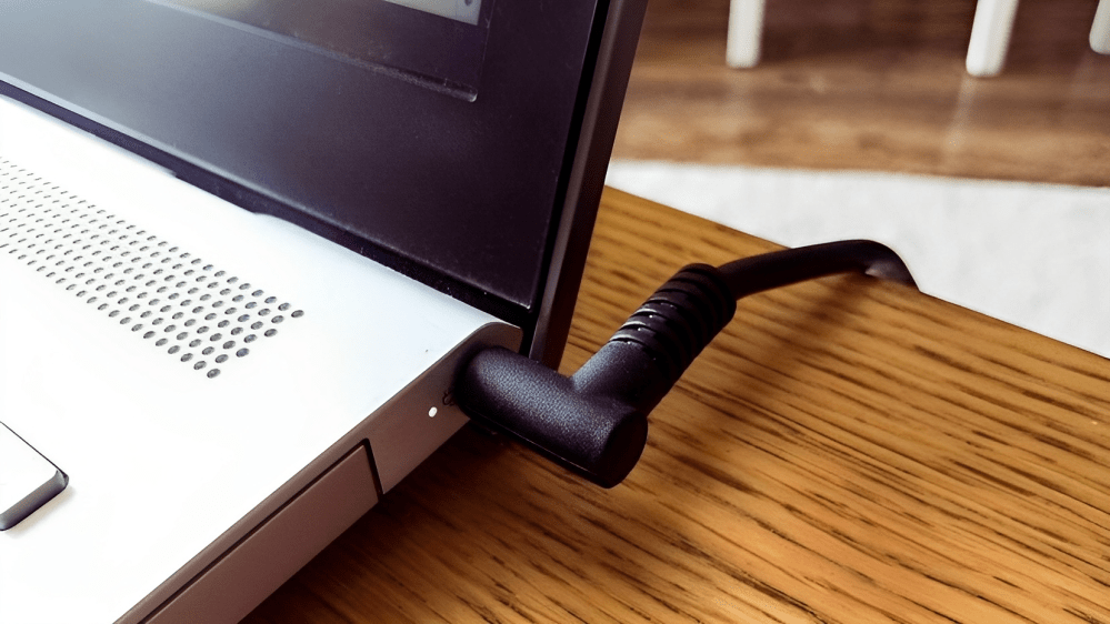 برای رفع علت شارژ نشدن لپ تاپ، مطمئن شوید که لپ تاپ به برق متصل است | پارتاکو مگ