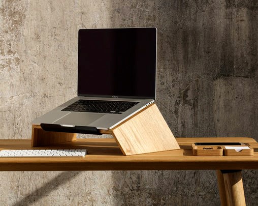 لپ تاپ خود را روی میز یا سطح صاف قرار دهید تا داغ نشود