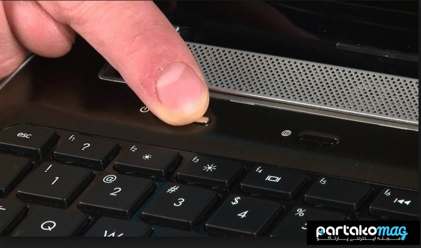حل مشکل روشن نشدن لپ تاپ بدون باتری با نگه داشتن دکمه پاور برای تخلیه جریان برق | مجله اینترنتی پارتاکو